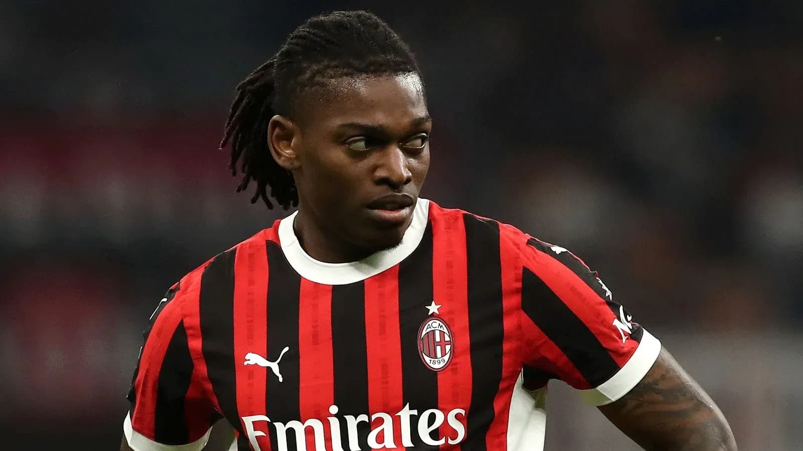 Jugador de AC Milan en uniforme rojo y negro