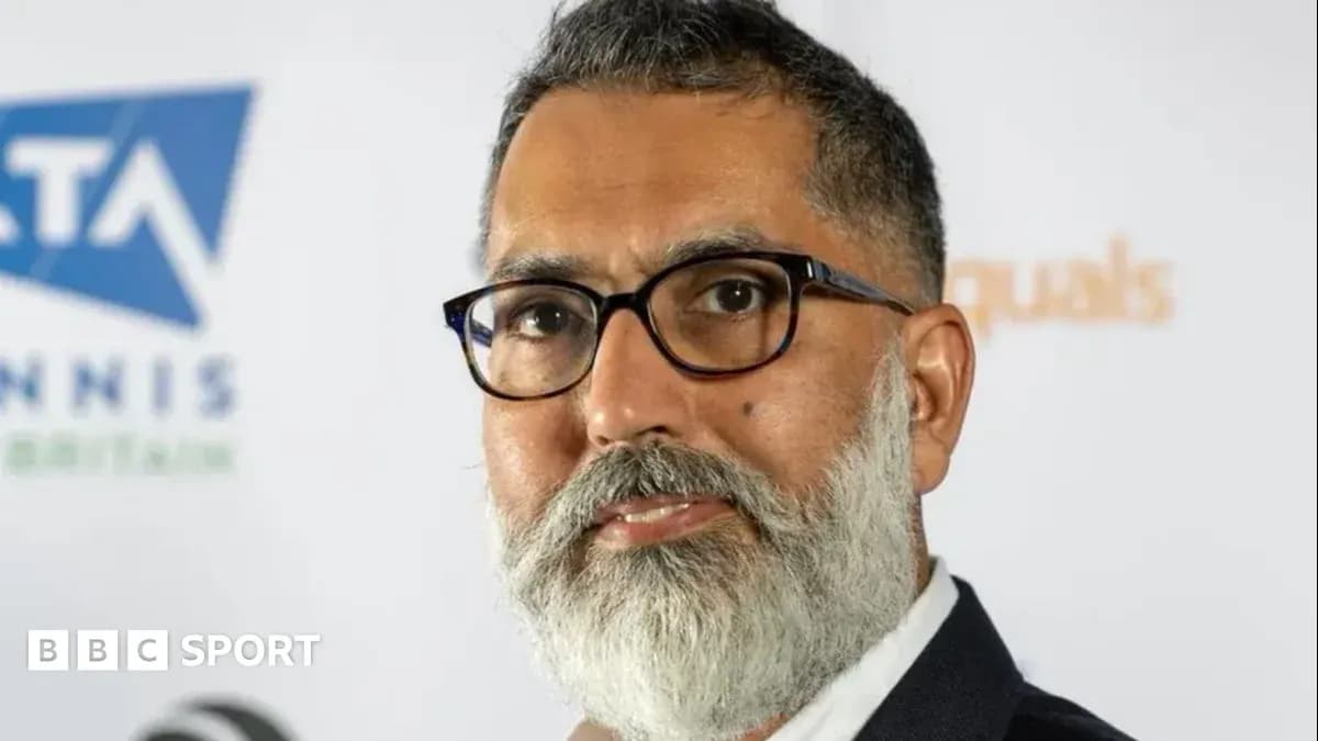 Persona con barba en conferencia de prensa de tenis