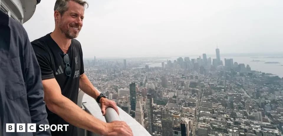 Hombre en mirador con vista a la ciudad