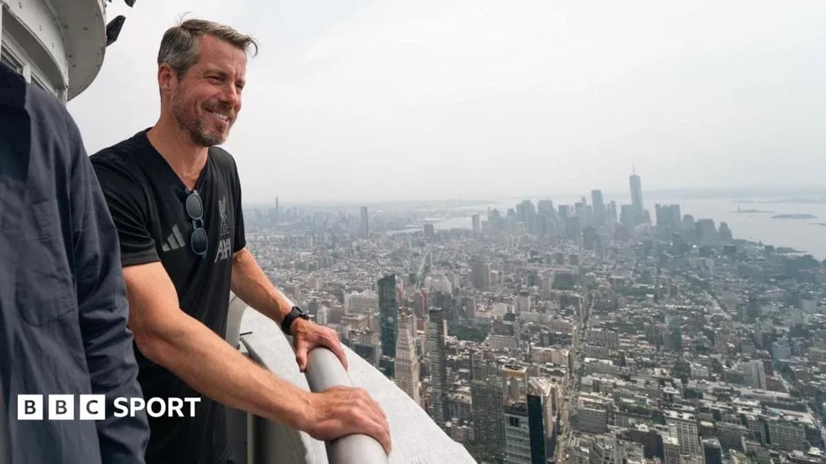 Hombre en mirador con vista a la ciudad