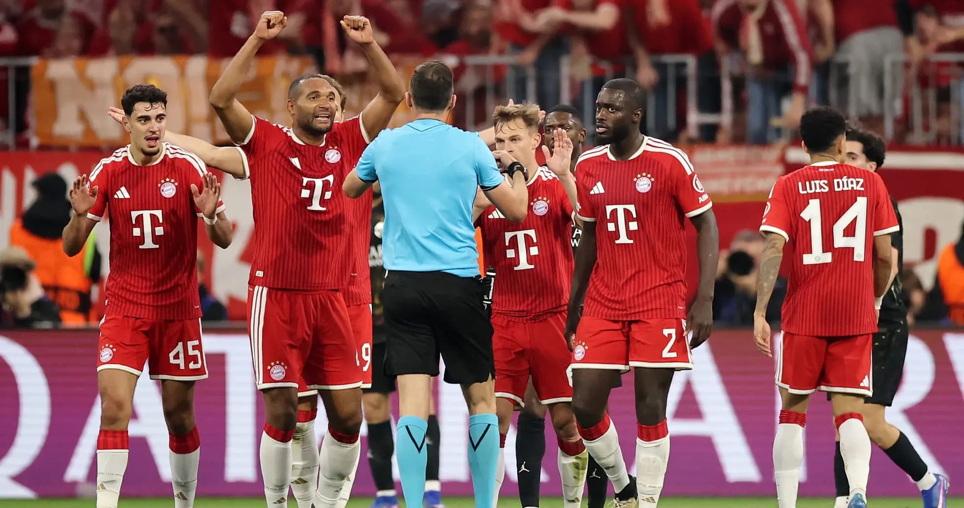 Jugadores de Bayern celebrando una decisión arbitral
