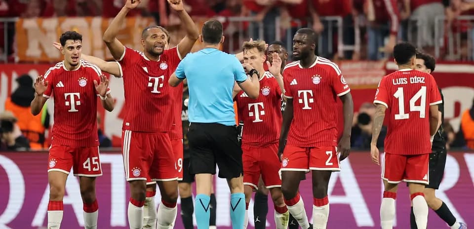 Jugadores de Bayern celebrando una decisión arbitral