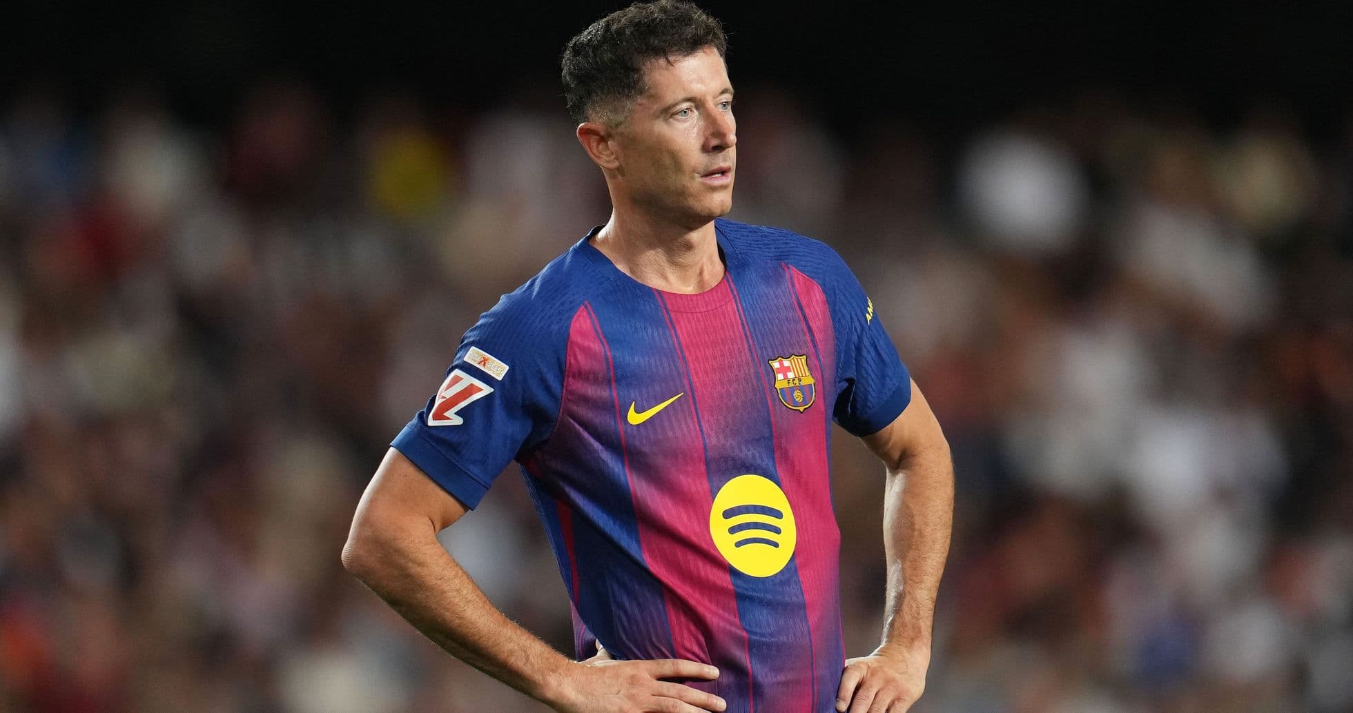 Jugador de Barcelona con camiseta de equipo en el campo