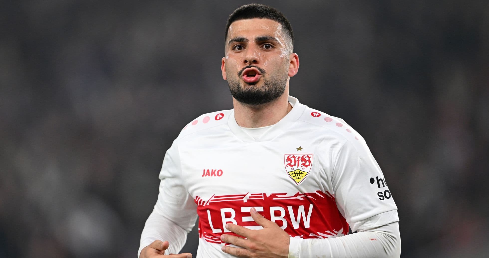 Jugador del Stuttgart gesticulando durante el partido