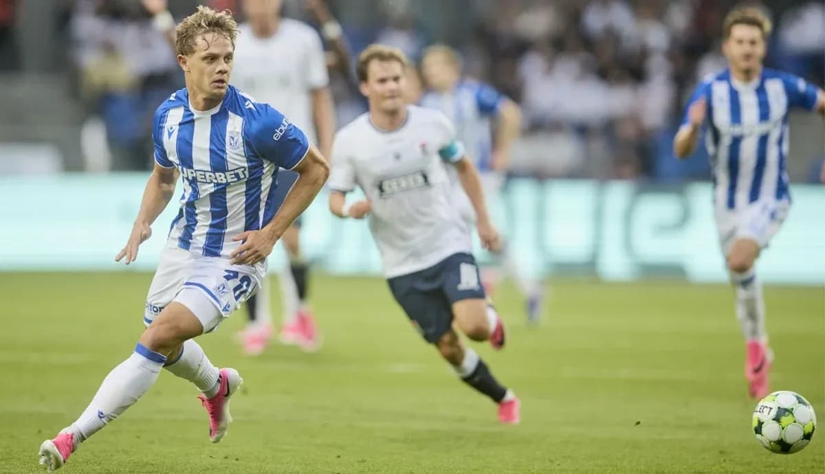 Jugador de Lech Poznań avanzando con el balón