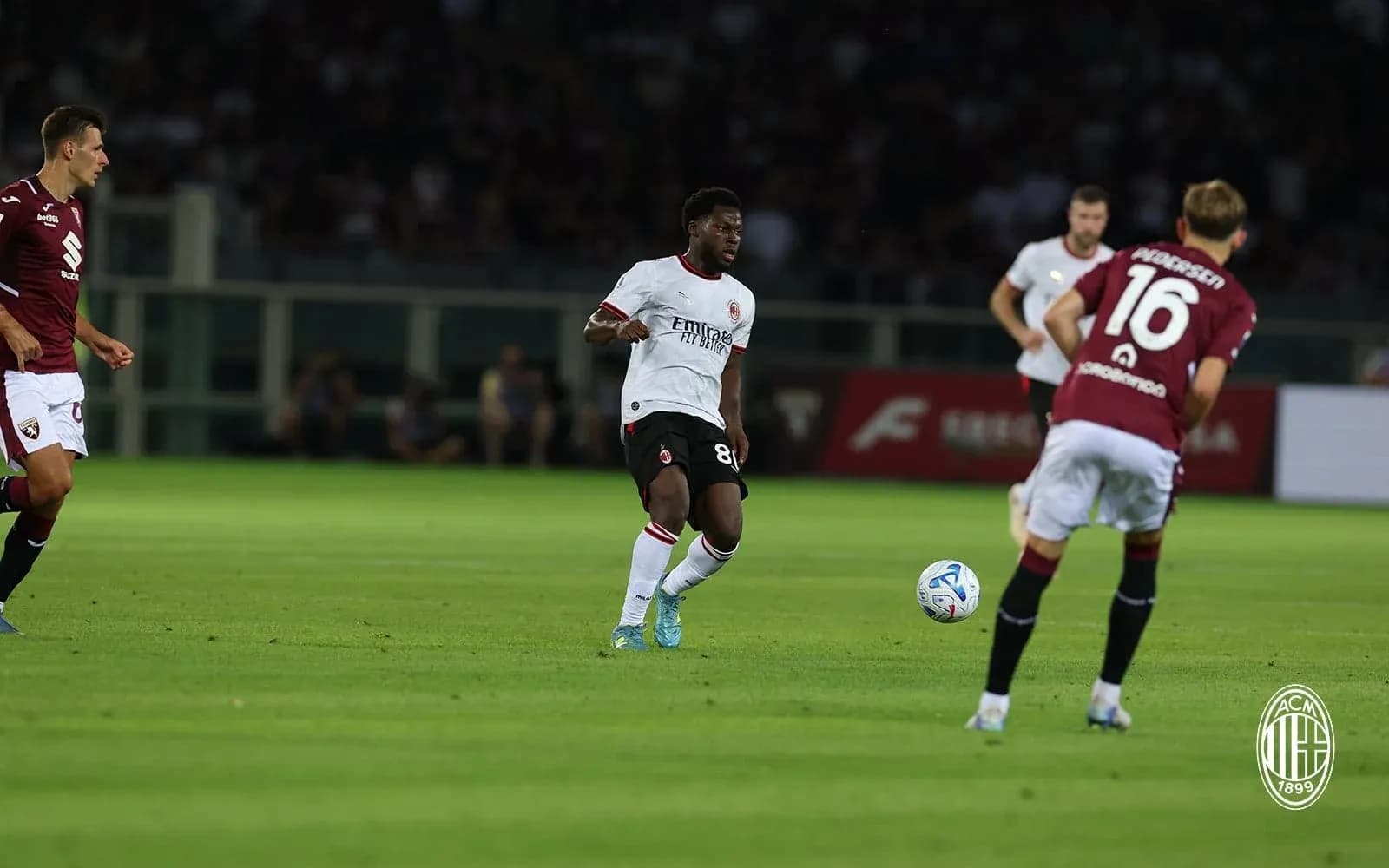 Jugadores de Torino y AC Milan en el partido