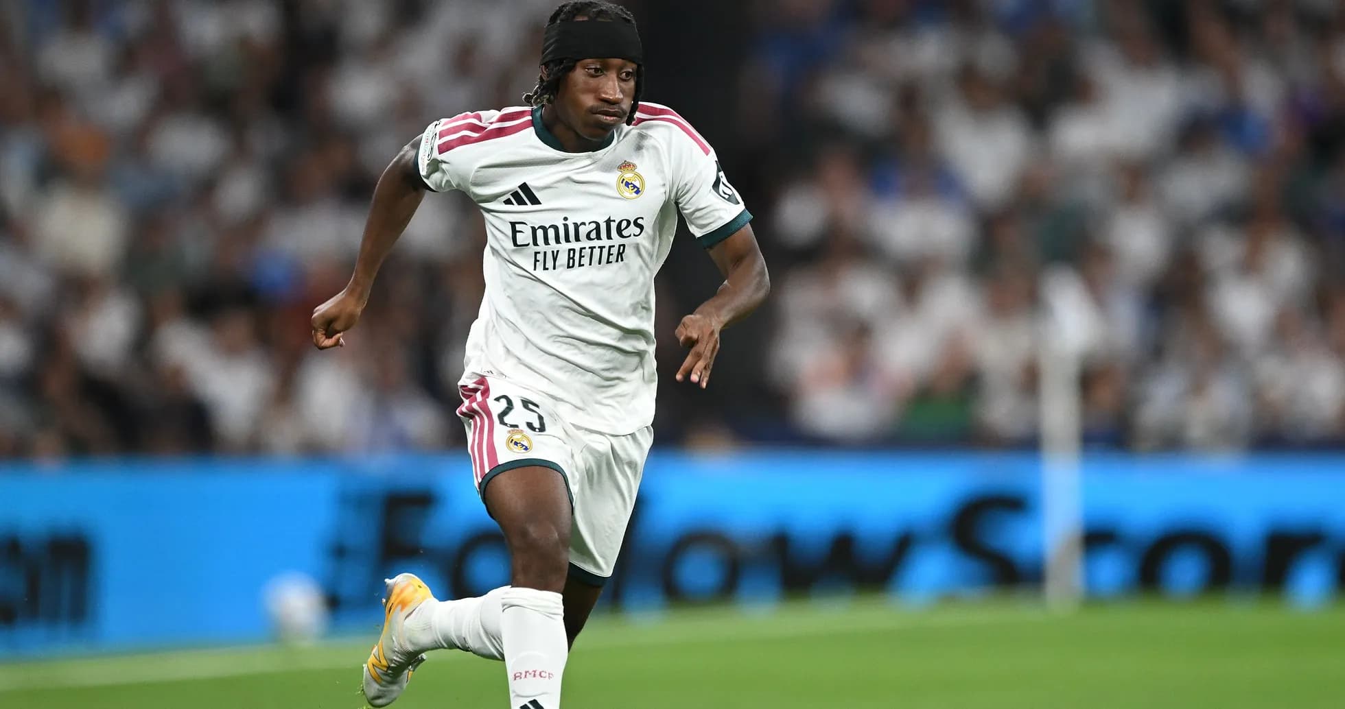 Jugador de Real Madrid corriendo con el balón
