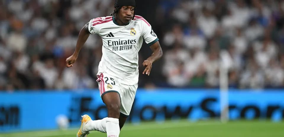 Jugador de Real Madrid corriendo con el balón