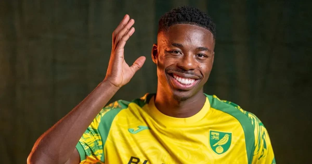 Jugador sonriendo y saludando con camiseta amarilla