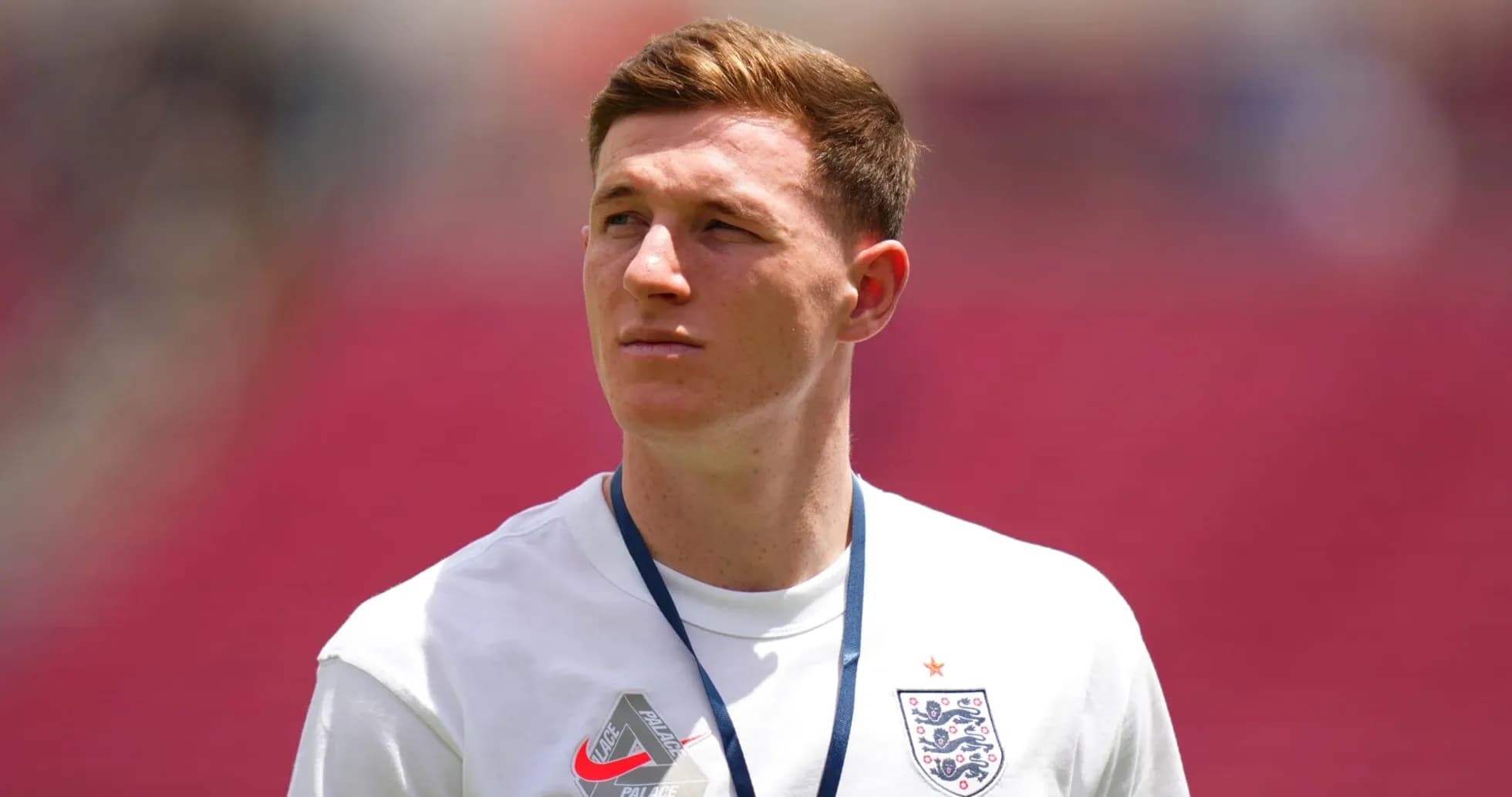Jugador de Inglaterra observando en el campo