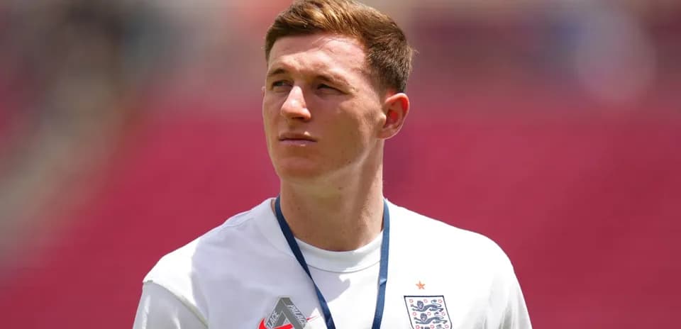 Jugador de Inglaterra observando en el campo