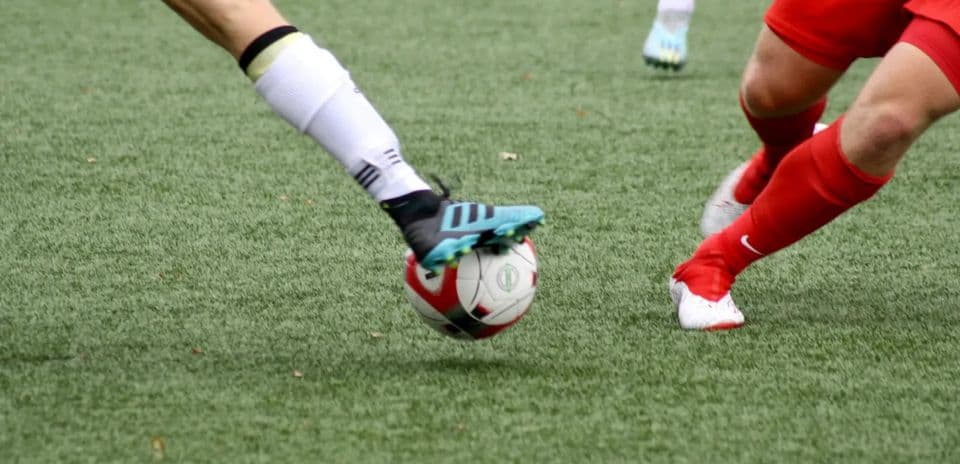 Jugadora golpeando el balón en un partido