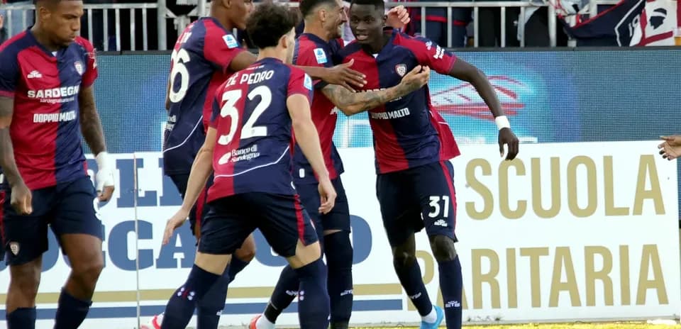 Jugadores de Cagliari celebrando un gol