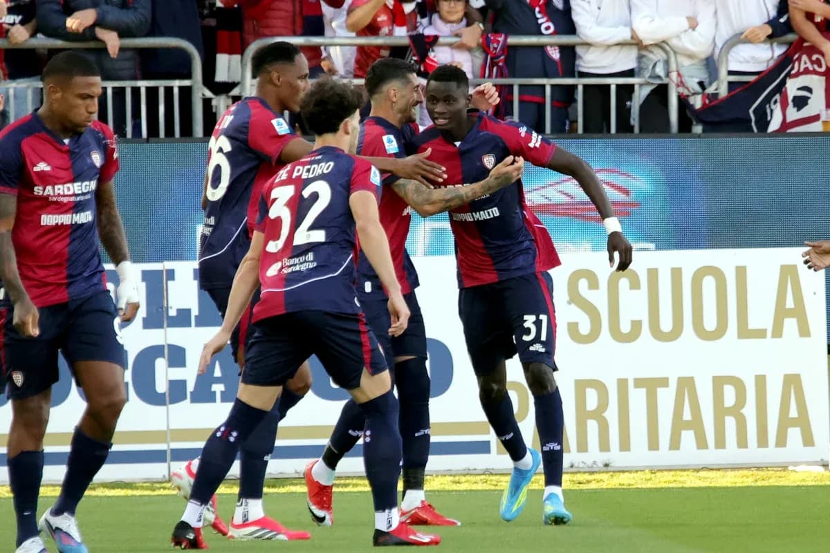 Jugadores de Cagliari celebrando un gol