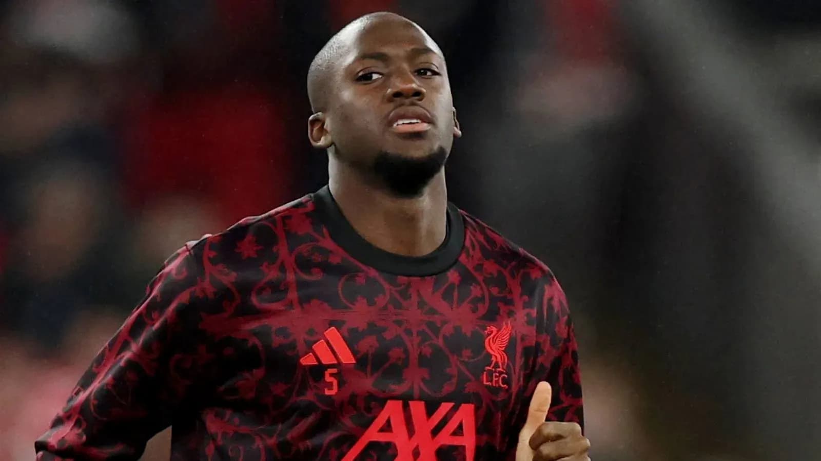 Jugador de Liverpool en calentamiento antes del partido