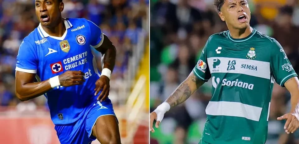 Jugadores de Cruz Azul y Santos Laguna en acción