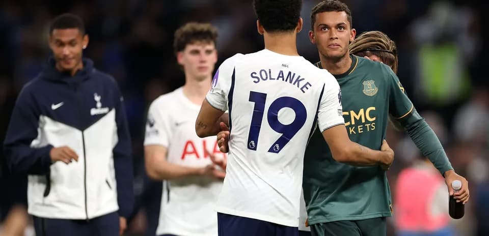Jugadores de Tottenham y Everton saludándose