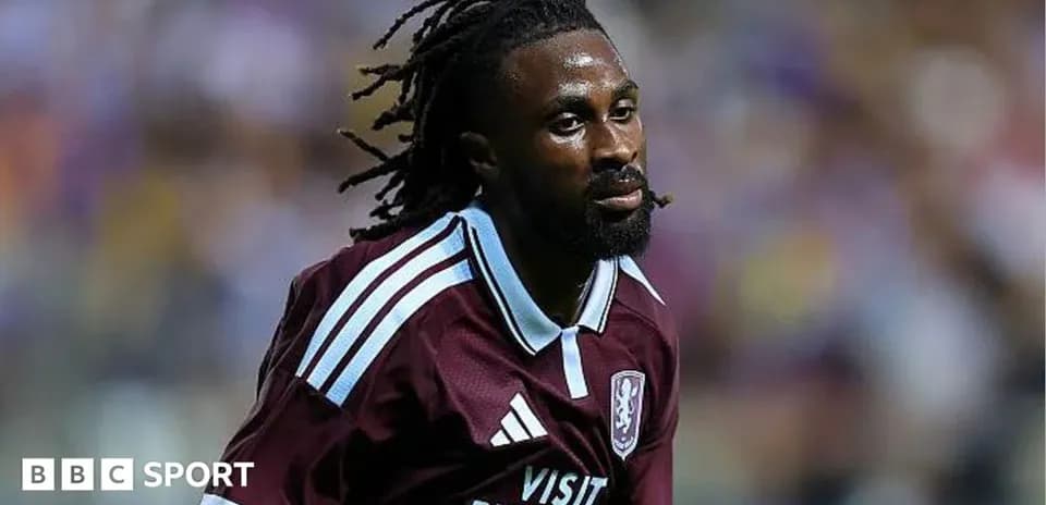 Jugador de fútbol corriendo en camiseta marrón