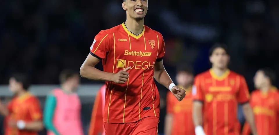 Jugador celebrando en partido de fútbol con equipo