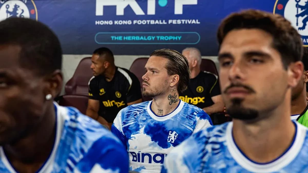 Jugadores sentados en el banquillo durante el partido