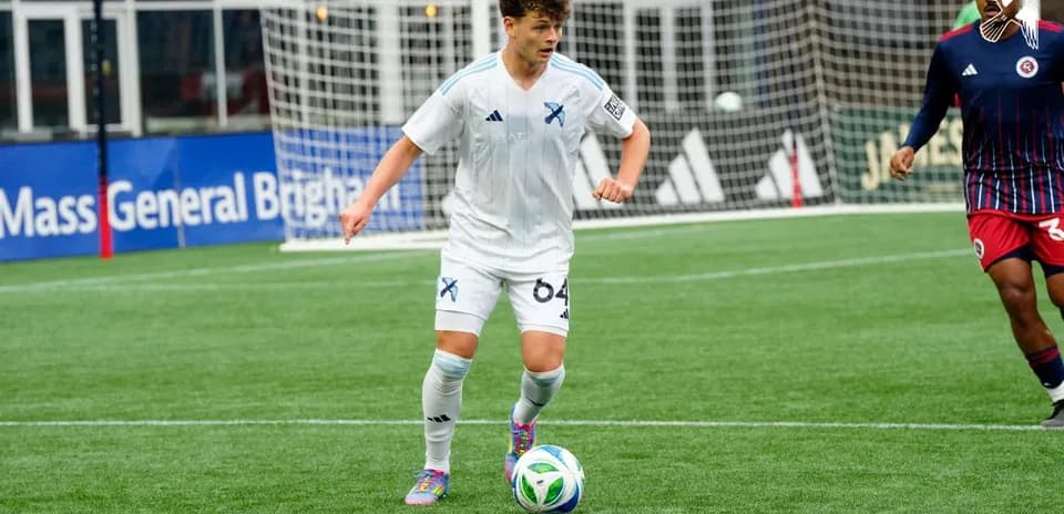 Jugador con balón en partido de fútbol
