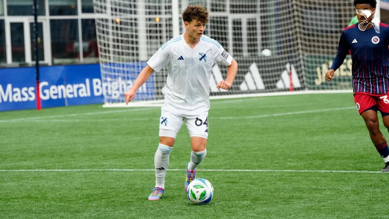Jugador con balón en partido de fútbol