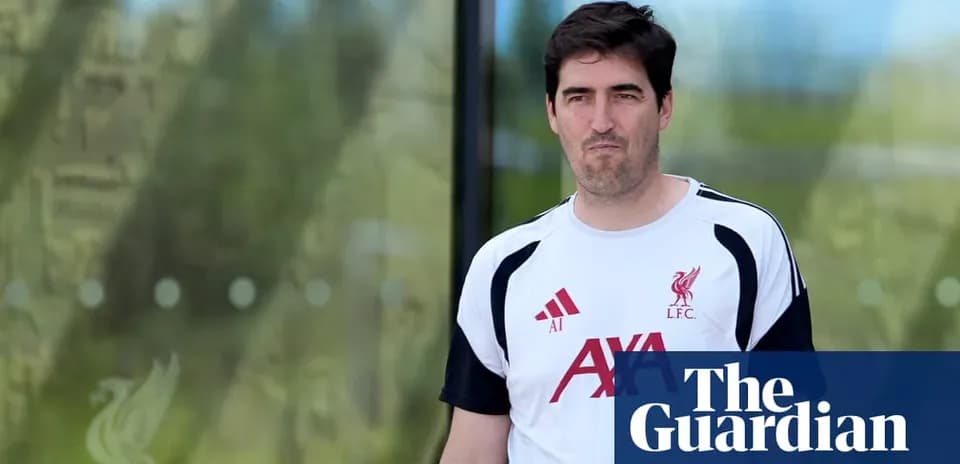 Entrenador de Liverpool saliendo del centro de entrenamiento