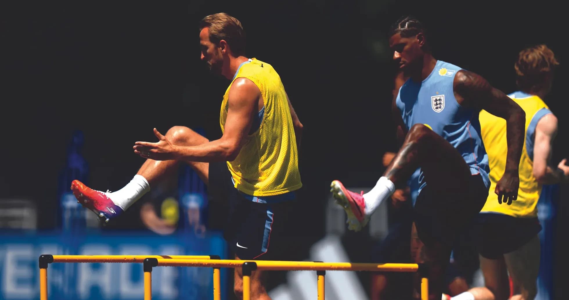 Jugadores entrenando saltando obstáculos en sesión