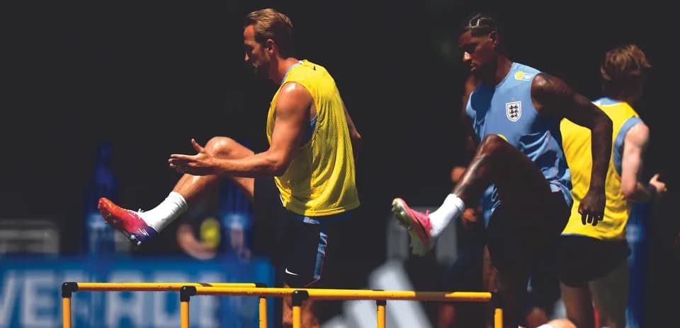 Jugadores entrenando saltando obstáculos en sesión