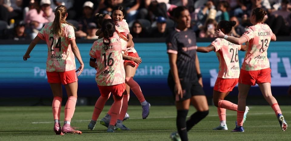 Jugadoras de Angel City celebrando un gol