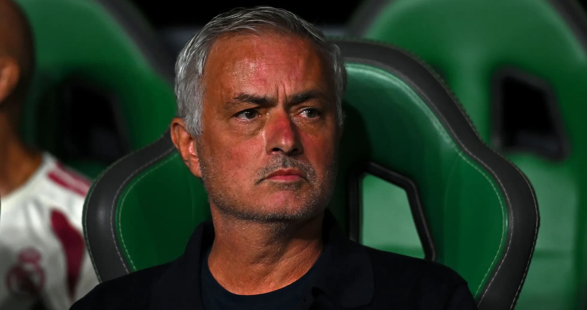 Entrenador observando desde el banquillo del estadio