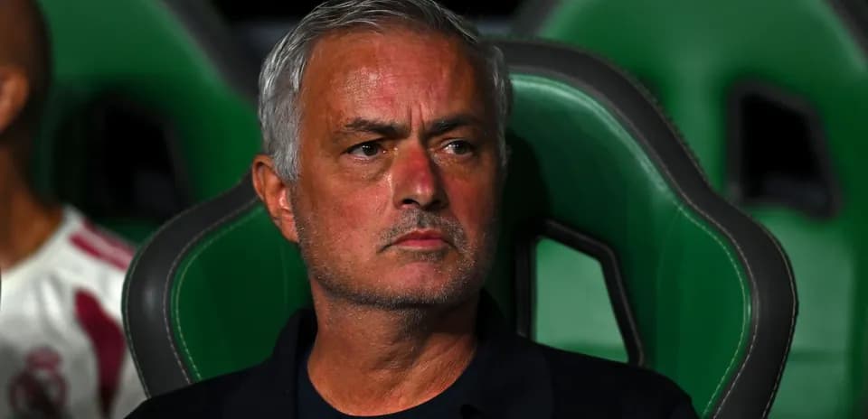 Entrenador observando desde el banquillo del estadio