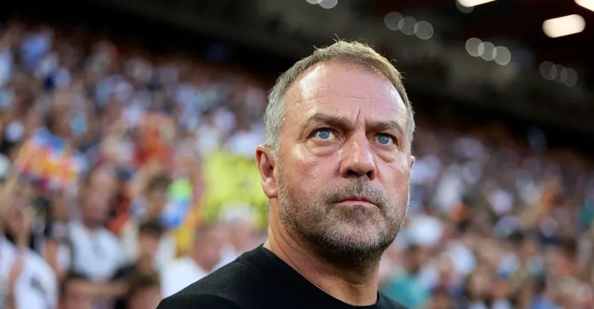 Entrenador observando el partido desde la grada