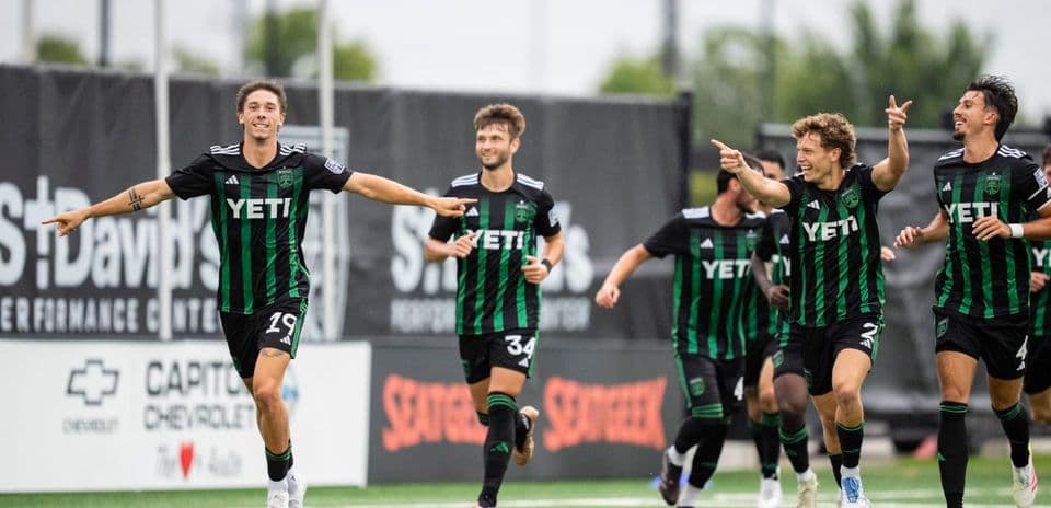 Jugadores celebrando un gol en el partido