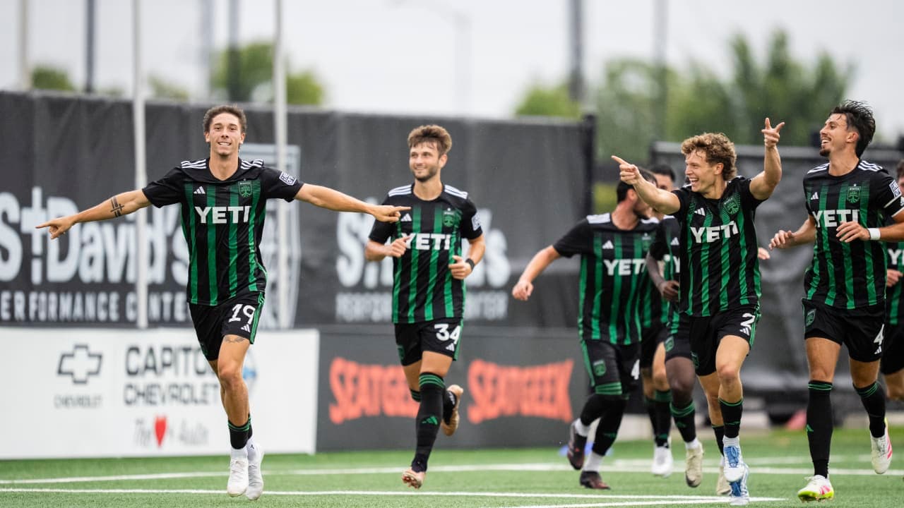 Jugadores celebrando un gol en el partido