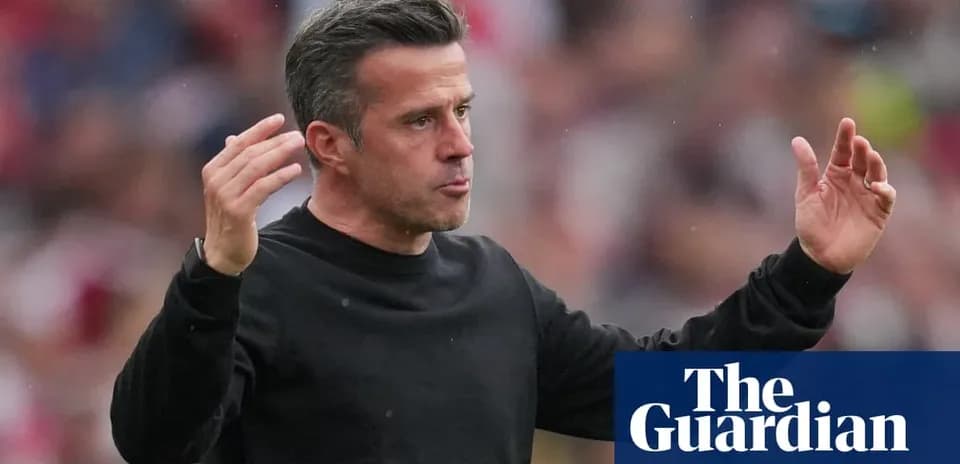 Entrenador gesticulando durante un partido de fútbol