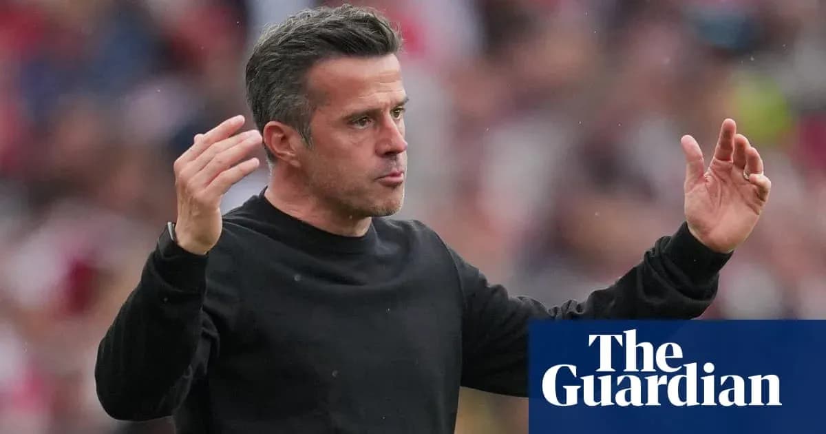 Entrenador gesticulando durante un partido de fútbol