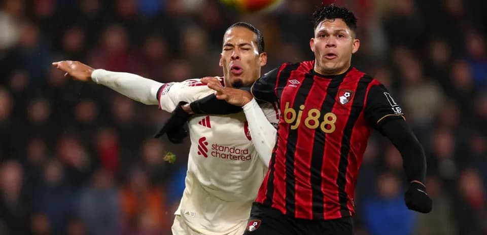 Jugadores de Bournemouth y Liverpool luchando por el balón