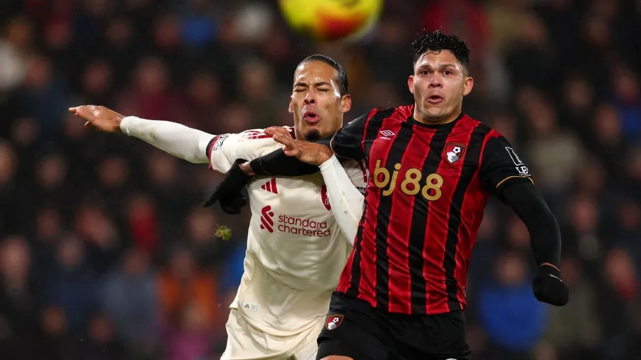 Jugadores de Bournemouth y Liverpool luchando por el balón
