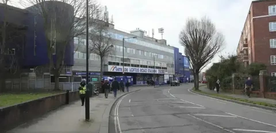 Exterior del estadio Loftus Road en día nublado