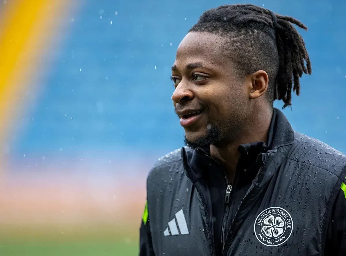 Jugador sonriendo bajo la lluvia en el campo