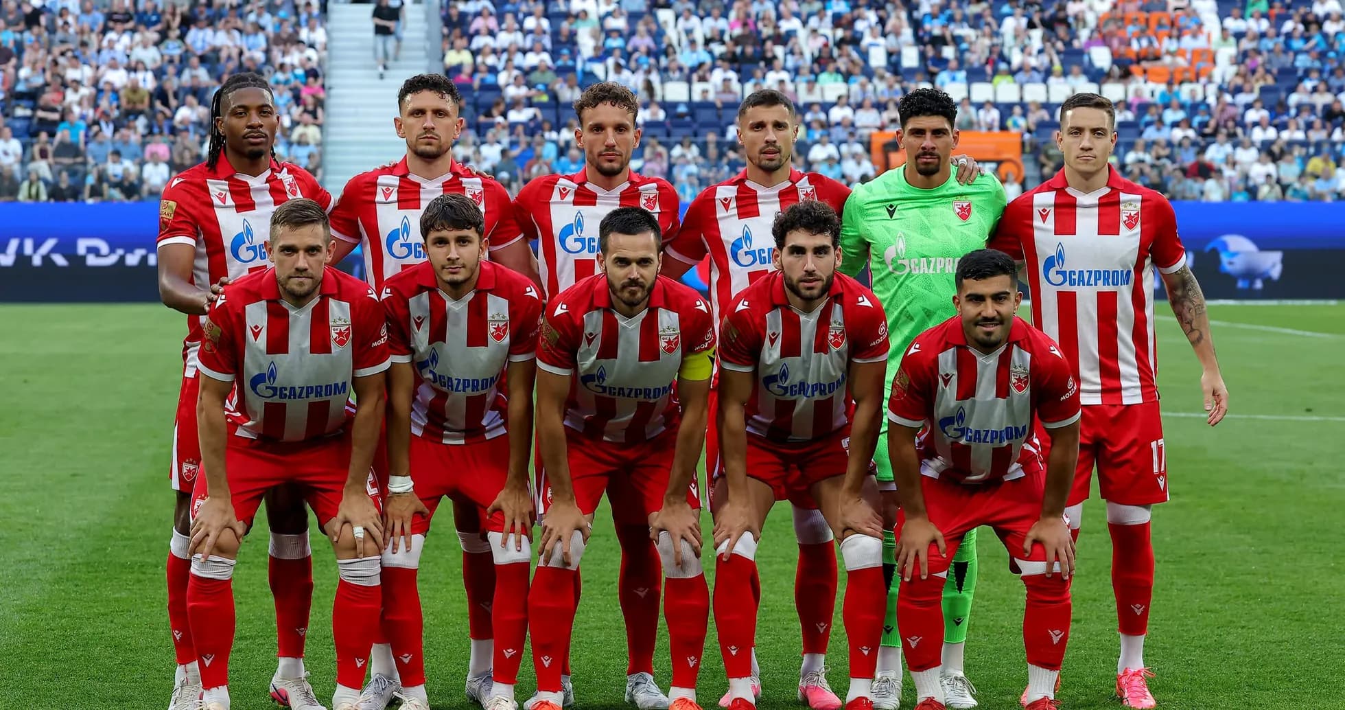 Equipo FK Crvena Zvezda posando para la foto