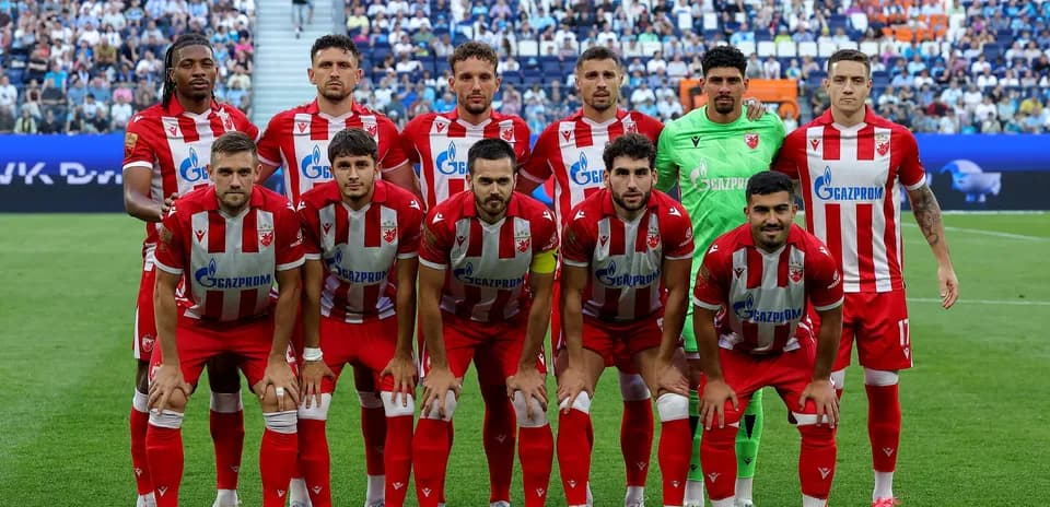 Equipo FK Crvena Zvezda posando para la foto