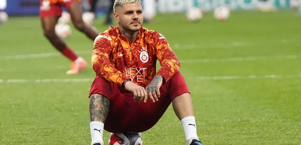 Jugador de Galatasaray sentado en el campo de entrenamiento