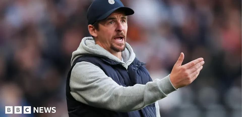 Entrenador dirigiendo a su equipo durante el partido