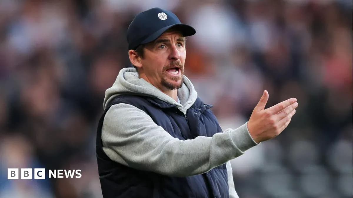 Entrenador dirigiendo a su equipo durante el partido