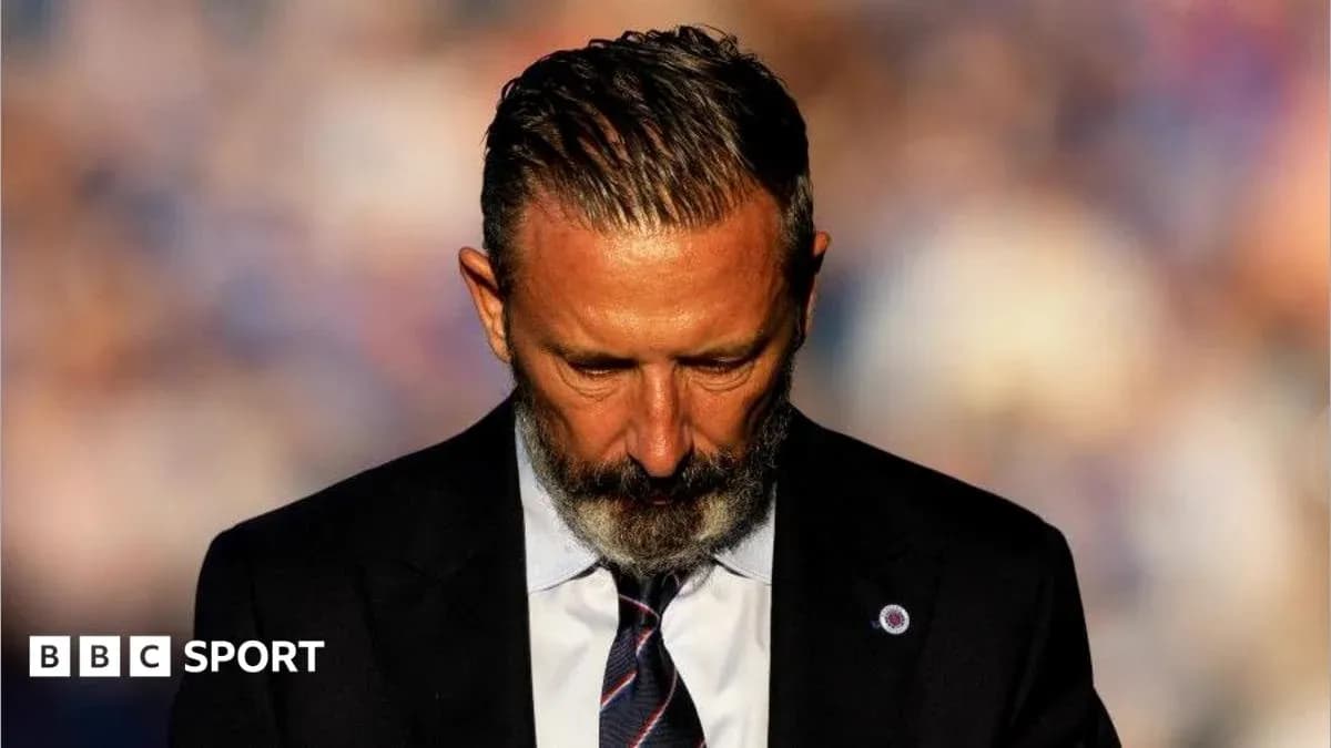 Entrenador mirando hacia abajo en conferencia