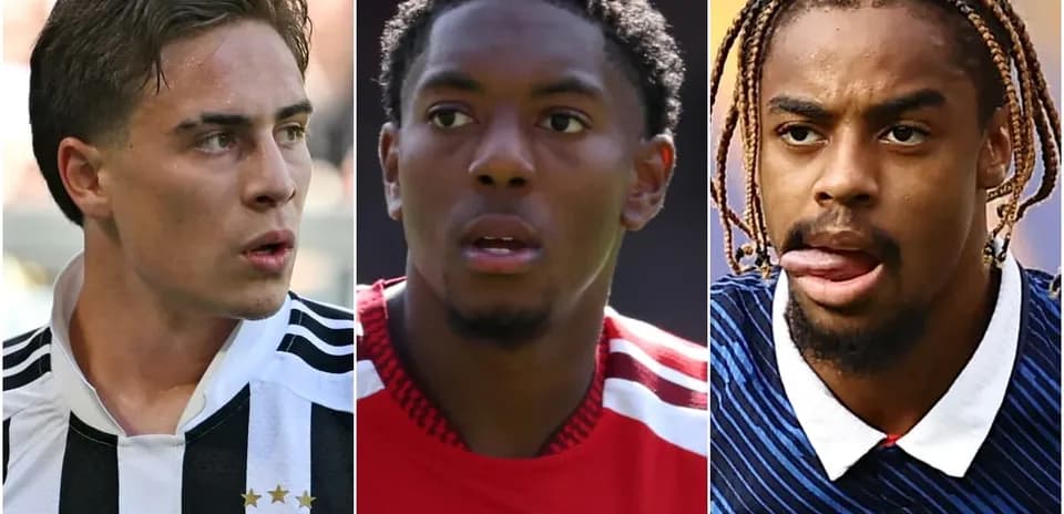 Tres futbolistas posando en diferentes camisetas de equipo