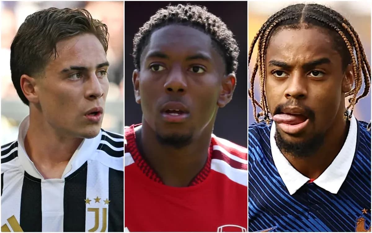 Tres futbolistas posando en diferentes camisetas de equipo