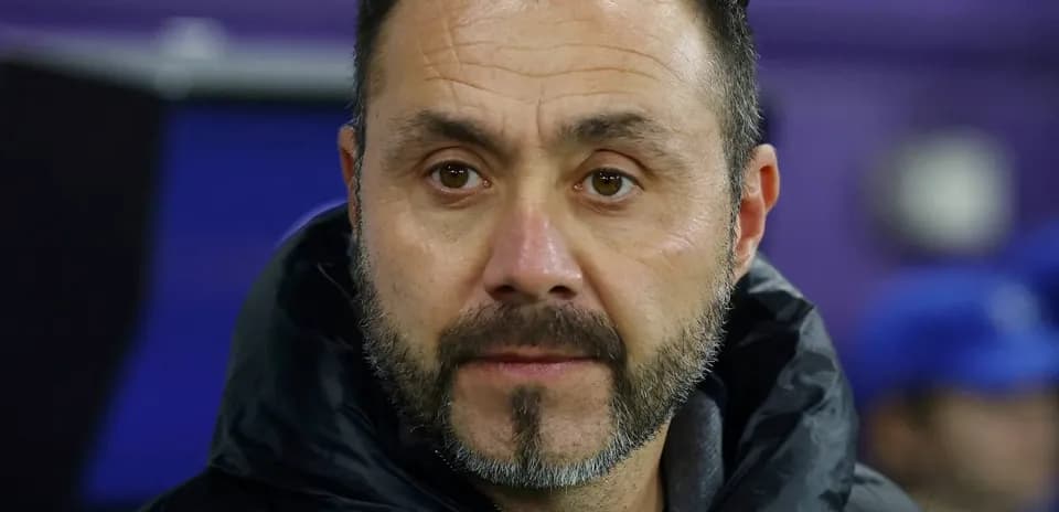 Entrenador observando desde el banquillo durante el partido